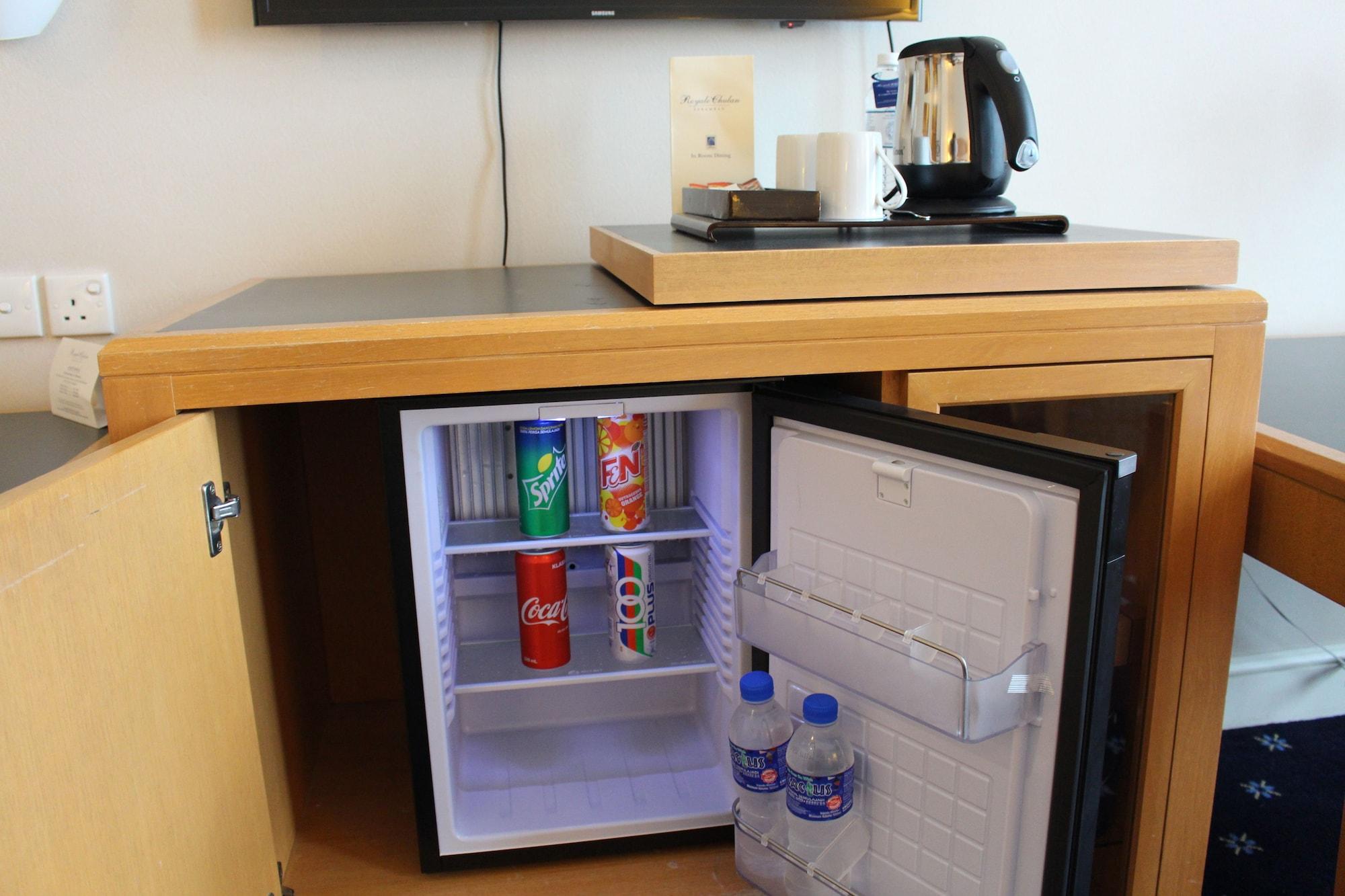فندق رويال تشولان سيرمبان سِريمبان المظهر الخارجي الصورة A mini-refrigerator in a hotel room