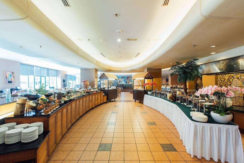 فندق رويال تشولان سيرمبان سِريمبان المظهر الخارجي الصورة The buffet at the 360 Restaurant