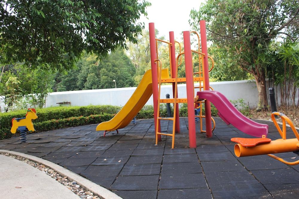 فندق رويال تشولان سيرمبان سِريمبان المظهر الخارجي الصورة Playground at the park